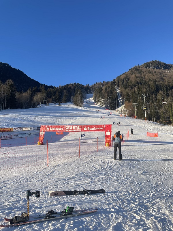 Schneebedeckter Hang in der Sonne