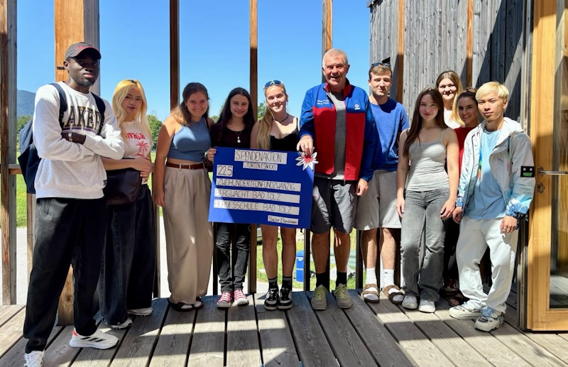 Schüler*innen mit Spendenscheck bei der Übergabe an die Bergwacht