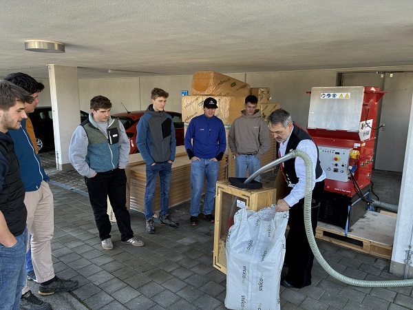 Schüler zu Besuch in STEICO Werkstatt