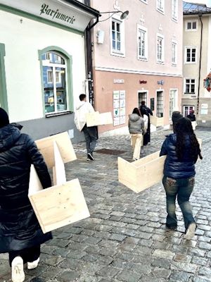Kinder tragen Werkstücke