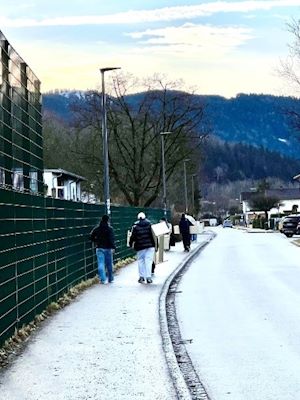 Kinder mit Werkstücken auf Gehweg