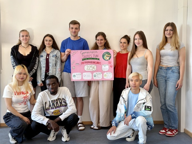 Schüler*innen bei der Spendenübergabe ans Tierheim