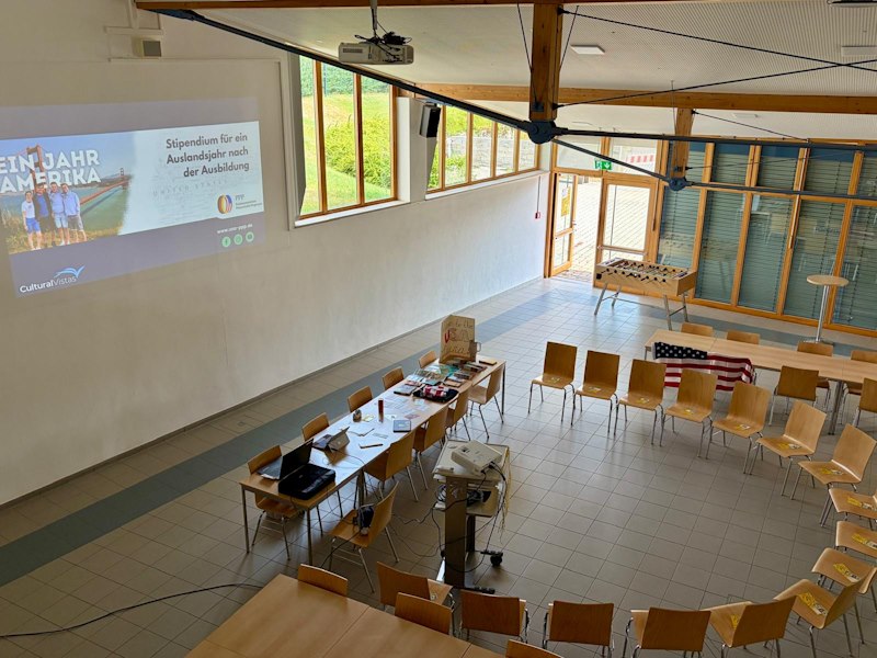Präsentation einer Folie in der Aula der Schule