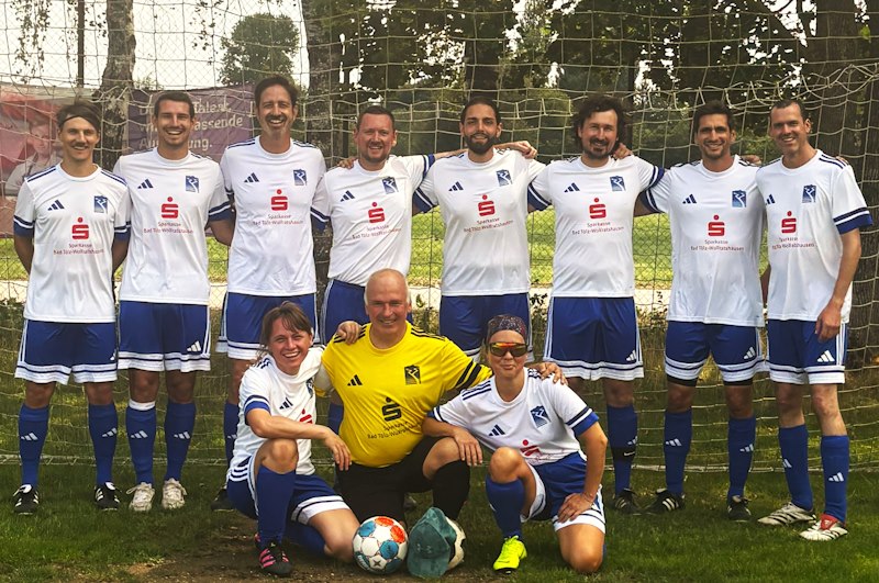 Lehrkräfte der Berufsschule in Fussballtrikots